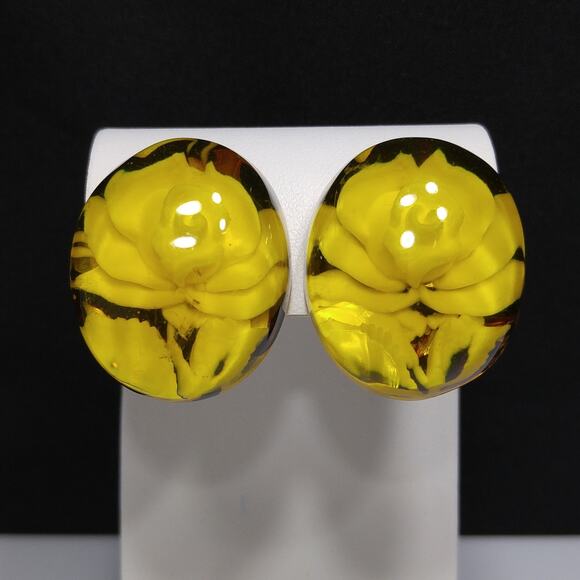 Vintage Yellow Lucite Flower Inside Clip Earrings, Yellow Clear, White Rose - Picture 5 of 10